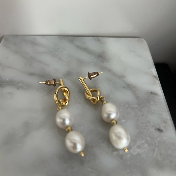 Real freshwater pearl earrings, held by a dainty gold knot, an elegant classic - Picture 4 of 5